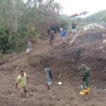 Kodim 1505/Tidore Bersama Warga Gotong Royong Bangun Jembatan Garuda di Desa Gita