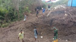 Kodim 1505/Tidore Bersama Warga Gotong Royong Bangun Jembatan Garuda di Desa Gita