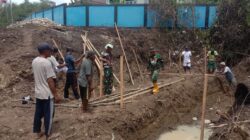 Awali Pembangunan, Personil Kodim 1505/Tidore dan Warga Pasang Bowplank Jembatan Garuda