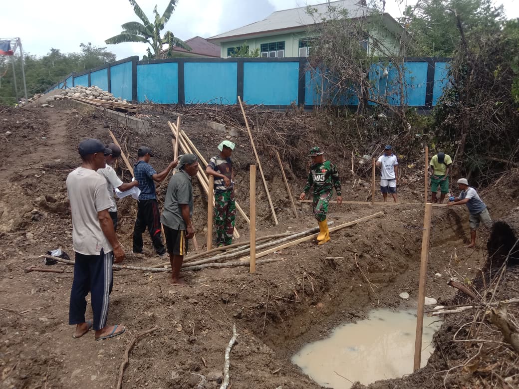 Awali Pembangunan, Personil Kodim 1505/Tidore dan Warga Pasang Bowplank Jembatan Garuda