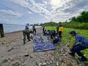 Dipimpin Danramil, Koramil 1505-05/Sofifi Libatkan Instansi Terkait Bersihkan Pantai Sofifi