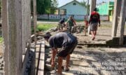 Babinsa Koramil 1505-04/Oba Bantu Warga Angkat Batako untuk Pembangunan Rumah