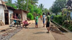 Sinergi Babinsa Dan Warga, Gotong Royong Perbaiki Atap Rumah Bapak Sukardi