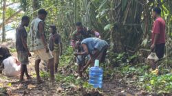 Progres TMMD ke-128 Kodim 1801/Manokwari: Satgas Fokus Selesaikan Pembuatan Kusen dan Pondasi Rumah Warga