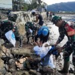 Aksi Nyata Peduli Lingkungan, Koramil 1505-03/Maba dan Warga Bersihkan Pesisir Pantai