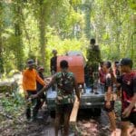 *Menembus Medan Sulit, Satgas TMMD Ke-128 Gotong Royong Distribusikan Peralatan ke Lokasi Sasaran Fisik*