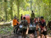 *Menembus Medan Sulit, Satgas TMMD Ke-128 Gotong Royong Distribusikan Peralatan ke Lokasi Sasaran Fisik*