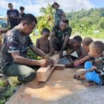 Keakraban Terjalin, Di Sela-sela Jadwal Padat, Satgas TMMD Ke-128 Kodim 1801/Manokwari Sempatkan Bermain Bersama Anak-anak
