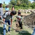 Semangat Gotong Royong, Babinsa Koramil 1505-03/Maba dan Warga Kompak Bangun Pondasi Gereja