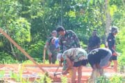 Satgas TMMD Reguler ke-128 Kodim 1801/Manokwari Bangun Rumah Warga Tanah Rubuh dari Nol