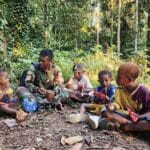 Satgas TMMD ke 128 Kodim 1801/Manokwari Berbagai Makanan Ringgan Dengan Anak-Anak Kampung Tanah Rubuh
