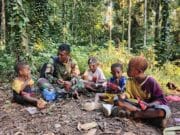 Satgas TMMD ke 128 Kodim 1801/Manokwari Berbagai Makanan Ringgan Dengan Anak-Anak Kampung Tanah Rubuh