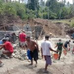 Pembangunan Jembatan Garuda Terus Dikebut, Kodim 1505/Tidore Bersama Warga Fokus Pemasangan Batu Pondasi Wing Jembatan 