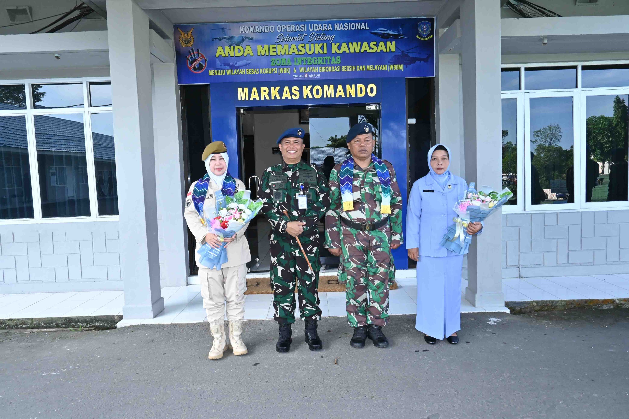 Mengakhiri Tugas dengan Kehormatan, Komandan Lanud Sjamsudin Noor Lepas Personel Terbaiknya