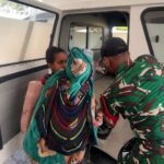 Koramil 1714-01/Mulia Menjadi Pelindung Rakyat Dampingi Evakuasi Korban Menuju RSUD Nabire