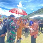 TNI-Polri Kawal Ketat Penyaluran Bantuan Pengungsi Kampung Kembru di Puncak JayaTNI-Polri Kawal Ketat Penyaluran Bantuan Pengungsi Kampung Kembru di Puncak Jaya