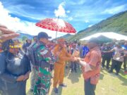 TNI-Polri Kawal Ketat Penyaluran Bantuan Pengungsi Kampung Kembru di Puncak JayaTNI-Polri Kawal Ketat Penyaluran Bantuan Pengungsi Kampung Kembru di Puncak Jaya