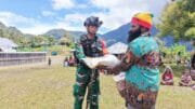 Kodim 1714/Puncak Jaya Peduli Pengungsi dan Salurkan Bantuan Kemanusiaan di Kampung Tirineri