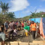 Kebersamaan Jadi Kekuatan, Personel Kodim 1505/Tidore dan Warga Gotong Royong Cor Lantai Jembatan Garuda