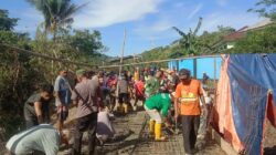 Kebersamaan Jadi Kekuatan, Personel Kodim 1505/Tidore dan Warga Gotong Royong Cor Lantai Jembatan Garuda