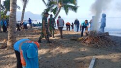 TNI Bersama Warga Bersihkan Pesisir Pantai Payahe, Wujud Nyata Kemanunggalan dengan Rakyat