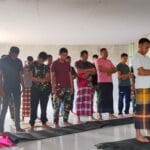Satgas TMMD ke 128 Kodim 1801/Manokwari Bersama Warga Tetap Tunaikan Sholat Jum’at