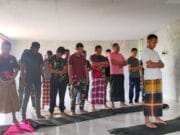 Satgas TMMD ke 128 Kodim 1801/Manokwari Bersama Warga Tetap Tunaikan Sholat Jum’at