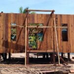 Satgas TMMD dan Warga Kebut Pemasangan Dinding Rumah Niko Makare