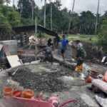 Semangat Gotong Royong, Anggota Kodim 1505/Tidore dan Warga Cor Trotoar Jembatan Garuda Demi Kenyamanan