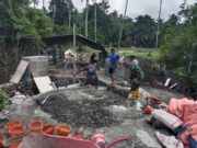 Semangat Gotong Royong, Anggota Kodim 1505/Tidore dan Warga Cor Trotoar Jembatan Garuda Demi Kenyamanan