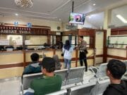 Pemandangan Tak Biasa di Tuban, Polantas Tuban Dikelilingi Warga Bahas STNK dan BPKB