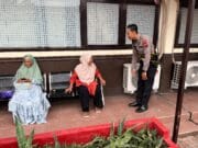 Bukan di Kantor, Warga Tuban Pilih Tanya SIM dan STNK Langsung ke Polantas Tuban