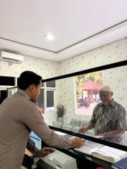 Pagi Ramai di Tuban, Polantas Santai Jelaskan Cara Urus BPKB dan STNK