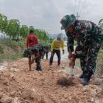 Babinsa Bubulan Bojonegoro dan Warga Kompak Perbaiki Jalan Dusun Maor