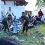 Jum’at Berkah Penuh Pahala, Personil Kodim 1505/Tidore Bersama Warga Bersihkan Puing Atap Masjid