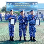 Harumkan Nama Satuan di PORAU 2026, Komandan Lanud Sjamsudin Noor Anugerahkan Piagam Penghargaan Kepada Dua Personel Berprestasi