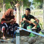 Di Balik Pekerjaan Fisik TMMD, Tersimpan Kisah Hangat Anggota TNI Bersama Mama Angkat