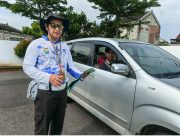 Pengendara Awalnya Waswas, Setelah Mendekat Baru Tahu Polantas Tuban Bantu Urusan SIM, STNK dan BPKB