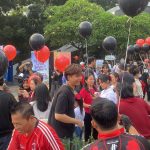 Peringati 30 Tahun Kudatuli, Massa Bagikan Bunga dan Balon Bertema Demokrasi