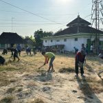 Jejak Bakti Satgas TMMD 129 Bojonegoro: Jadikan Halaman Masjid Dusun Krebet Bersih dan Nyaman untuk Ibadah