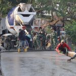 Satgas TMMD 129 Bojonegoro ‘Ngebut’ Cor Jalan Kedungpandan