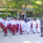Sambut Semarak HUT RI: Satgas TMMD 129 Bojonegoro Gembleng PBB Siswa SD Kesongo 1