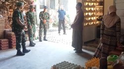 Dukung Ketahanan Pangan: Dansatgas TMMD 129 Bojonegoro Sambangi UMKM Telur Asin di Kesongo