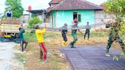 Percepat Pembangunan Jalan Cor Beton: Satgas TMMD 129 Bojonegoro dan Warga Gotong Royong Turunkan Material Besi