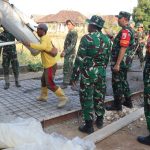 Tinjau Pengecoran Jalan Kedungpandan, Dansatgas TMMD 129 Bojonegoro Motivasi Prajurit