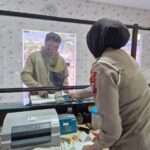 Tak Hanya Mengatur Lalu Lintas, Polantas Tuban Dampingi Warga Urus SIM, STNK, dan BPKB