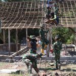 Semangat Gotong Royong Menyala di Kesongo: Satgas TMMD 129 dan Warga Bahu-Membahu Pasang Atap Rumah Mbah Kardo