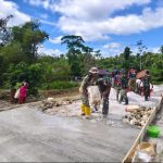 Turun Langsung ke Lapangan, Dansatgas TMMD Ke-129 Kodim 1807/Sorsel Kobarkan Semangat Gotong Royong Warga