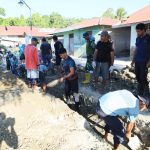 Semangat Kebersamaan Satgas TMMD ke-129 Kodim 1505/Tidore dan Warga Terus Menggelora di Lokasi Pembangunan Drainase