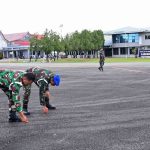 Pastikan Apron Bebas FOD, Personel Lanud Sjamsudin Noor Sisir Benda Asing Jaga Keselamatan Penerbangan Tetap Aman